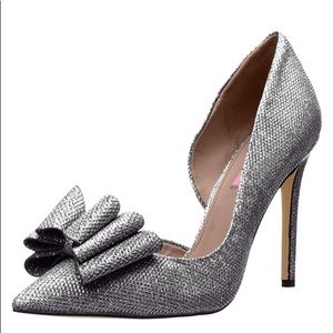 🆕BETSEY JOHNSON sz9 silver PRINCE 3.25”pump w/bow